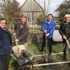 Für den Garten von Marina und Harald Behr in Langenhaslach hat Landrat  Hans Reichhart (blaue Jacke) einen Apfelbaum gespendet. Der Landkreis verschenkt weitere 125 Apfelbäume an interessierte Bürgerinnen und Bürger. Ottmar Frimmel (rechts), der Naturschutzbeauftragte des Landkreises, hatte die Idee zu dieser Aktion.