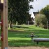 Spielplatz Belzheim: Zur Ortsstraße hin (siehe Brückengeländer) wird ein Doppelstabmattenzaun errichtet. 