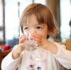 Lieber Wasser als süßen Saft: So lässt sich Kinderdurst am besten löschen. 