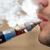 Es qualmt und dampft. Wissenschaftler haben in den Dämpfen von E-Zigaretten neue krebserregende Stoffe gefunden.