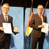 Der Merchinger Landtagsabgeordnete Peter Tomaschko (CSU, links) und Merings Altbürgermeister Hans-Dieter Kandler (SPD) wurden mit der Kommunalen Verdienstmedaille ausgezeichnet.