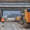 Blick auf die neue Bahnbrücke (im Vordergrund) und das bisherige, bereits durchlöcherte Bauwerk, das in der kommenden Woche abgebrochen werden soll.