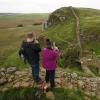 Menschen fotografieren einen gefällten Baum am Hadrianswall in Nordengland. Ein berühmter Baum, der durch den Hollywood-Film "Robin Hood – König der Diebe" mit Kevin Costner bekannt wurde, ist illegal gefällt worden.