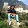 Ein Wohnsitz für eine Legende: Reinhold Messner und sein Schloss Juval, das er mit viel Mühe und Aufwand saniert hat, im Jahr 1986.