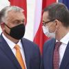 Mateusz Morawiecki (r), Premierminister von Polen, begrüßt Viktor Orban, Premierminister von Ungarn, zum Treffen der Premierminister der Visegrad-Staaten.
