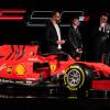 Am liebsten hätte Sebastian Vettel (2. von rechts) sofort seinen schicken Anzug gegen das Renn-Outfit getauscht. So aber blieb ihm bei der Präsentation des neuen Ferrari nur ein liebevoller Blick auf sein künftiges Arbeitsgerät. 	