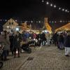 Der stimmungsvoll beleuchtete Marktplatz in Pöttmes war zum Adventssingen gut gefüllt.