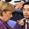 Die Union ist nach wie vor sauer auf die FDP. Ob Kanzlerin Angela Merkel mit FDP-Chef Philipp Rösler ein ernstes Wörtchen redet?
