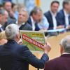 Und noch ein Eklat: In der letzten Plenarsitzung des Bayerischen Landtags vor der Sommerpause stört Ralf Stadler von der AfD mit einem Plakat die Abschlussrede von Grünen-Fraktionschefin Katharina Schulze.