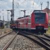 Zum dritten Mal seit 2016 entgleist in Nördlingen ein Zug. Seit Mittwoch steht erneut ein "Fugger-Express" im Bahnhof – an der gleichen Stelle wie bei der Entgleisung im Oktober.