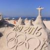 Die Fans können den Beginn der Spiele, die vom 5. bis zum 21. August dauern, kaum erwarten, wie diese Sandskulptur an der Copacabana zeigt.