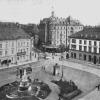 Der Bahnhofsplatz nach Südosten mit dem Bahnhof-Hotel, dem Münster-Hotel und dem Russischen Hof (von links). Das Foto stammt von einer historischen Ansichtskarte.  	