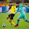 Dortmunds Achraf Hakimi (links) und Barcelonas Lionel Messi kämpfen um den Ball.