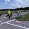 Handzeichen und Abbiegen: Für die Fahrradschüler beim Radkurs ist das eine schwierige Übung.