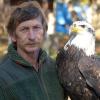 Martin Menter hat bis vor wenigen Monaten den Greifvogelpark allein geführt. Jetzt übernimmt seine Tochter Dajana Menter die Leitung. 