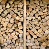 Heiß begehrt: Trockenes Brennholz ist vielerorts ausverkauft in der Region. Die Menschen suchen sich Alternativen zum Heizen mit Gas, bei dem die Preise enorm angestiegen sind.