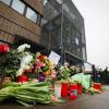 Blumen und Kerzen erinnern am Montag am Tatort, dem Gemeindehaus der Zeugen Jehovas in Hamburg, an die Bluttat.