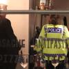 Polizisten halten sich in einem Restaurant auf, das in Verbindung mit der Vergiftung eines Ex-Agenten stehen soll und daraufhin geschlossen wurde.