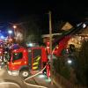 Bi einem Brand eines Einfamilienhauses im Aichacher Stadtteil Griesbeckerzell ist ein 56-Jähriger ums Leben gekommen.