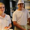 Fabienne Rahm und Leonhard Müller sind zwei von fünf neuen Azubis der Bäckerei Kiechle in Bellenberg. Sie macht eine Ausbildung zur Konditorin, er zum Bäcker.
