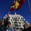 Spaniens Fahnen in Barcelona vor einem Haus, das der berühmte katalanische Architekt Antoni Gaudi baute.