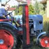 Der Oldie-Traktor von Wehringens Bürgermeister Manfred Nerlinger eignet sich mit seinem Messerbalkenmähwerk ideal für die ökologische Pflege großer Wiesen. 	