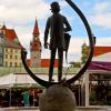 Das hätte Karl Valentin (Statue) bestimmt auch gefallen: 80 Burschen haben in München den Maibaum geklaut, der auf dem Viktualienmarkt aufgestellt wird.