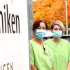Christine Bihler links und Anja Pfänder arbeiten im Bobinger Krankenhaus. Sie fordern Reformen in der Pflege und vor allem mehr Personal statt einmaliger Bonuszahlungen.
