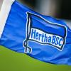 EIne Fahne von Hertha BSC weht im Wind.
