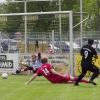 Da sind Jettingens Keeper Daniel Sax und Markus Haltmayer (Mitte) machtlos: Christoph Marek (rechts) trifft zum 2:0 ins lange Ecke. Die Nummer neun des FC Lauingen schoss sein Team per Hattrick bis zur Pause 3:0 in Führung.  Foto: Karl Aumiller