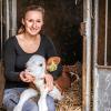 Hühner und Kühe hat Larissa Lechner gerne. Beim Melken der Kühe im Stall genießt die junge Frau die Ruhe.