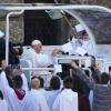 Unter Jubel und Applaus wurde Papst Franziskus in seinem berühmten Papamobil durch die Reihen der Besucher und Gläubigen gefahren.