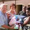 Über das erste Baby, das in der neuen Krankenstation geboren wurde, freuten sich mit der jungen Mutter (von links) Ludwig Pröll, Klaudia Weishaupt und Pfarrer Johannes Bosco Kiggundu.  	