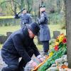 Boris Pistorius richtet den Kranz bei der Gedenkveranstaltung auf dem Jüdischen Friedhof Weißensee zum Volkstrauertag.