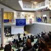 An der Mittelschule in Gersthofen haben die Schüler mit dem Europaabgeordneten Markus Ferber über die Situation in Europa gesprochen. 	