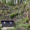 Die Felsformation rechts oberhalb des Eingangs zur Charlottenhöhle könnte zur Gefahr werden. Mehrere Kubikmeter Felsgestein sollen absturzgefährdet sein. Doch es gibt jetzt eine Lösung für das Problem.  	