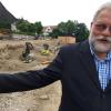 Baustelle statt Straße: Gablingens Bürgermeister Karl Hörmann erläutert die Arbeiten vor dem Rathaus. 