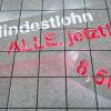 Mit einem abwaschbaren Graffiti "Mindestlohn für alle, jetzt! 8,50" wirbt der DGB Region Saar am 31.03.2014 in Saarbrücken (Saarland) auf dem Gustav-Regler-Platz für einen flächendeckenden Mindestlohn von 8,50 Euro. 