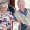 Käthe und Edmund Koschmieder zeigen ihr 65 Jahre altes Hochzeitsfoto. Jüngst feierte das Paar seine Eiserne Hochzeit.  	