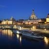 Venedig? Nein, Dresden: Ein historischer Schaufelraddampfer und Schiffe der Sächsischen Dampfschifffahrt liegen am Terrassenufer vor der Dresdner Kunstakademie.