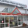 Im Caritashaus an der Aichacher Bahnhofstraße sind das Sozialkaufhaus und die Tafel untergebracht.