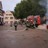 Die Jugendfeuerwehr Nördlingen bei ihrem Einsatz während der Schauübung, unterstützt von Aktiven der Feuerwehr.