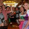Alltag in den Festzelten der Region: Junge Menschen feiern in Augsburg-Göggingen in Tracht. 