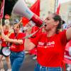 Die israelische Aktivistin Lee Hoffmann Agiv (r), aufgenommen bei einer Demonstration am 03. Juni. Sie gehört zu den Organisatorinnen eines Protestmarschs im strengreligiösen Tel Aviver Vorort Bnei Brak.