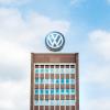 Der Abgas-Skandal in der Automobilbranche fordert weitere Konsequenzen: Bei VW verlieren nun Mitarbeiter ihren Job. 