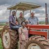 Ziemlich ungewöhnliche Verbindung auf einer Farm in Afrika (von links nach rechts): Arthur Muparanga, Ian Wakefield, Jennipher Muparanga und Dave Wakefield.