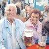 Auch diese beiden Besucher kamen gerne zum Marktfest in Kühbach – na dann: Prost!