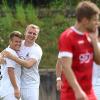 Es läuft in der Fußball-Bayernliga für den TSV Schwaben Augsburg: Hier jubelt Torschütze Jonas Greppmeir (rechts) mit Spielertrainer Matthias Ostrzolek.  