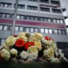 Blumen vor der Zentrale der Fluggesellschaft Germanwings. Beim Absturz von Flug 4U 9525 kamen 150 Menschen ums Leben.