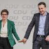 Hand in Hand gehen die neue CDU-Vorsitzende Annegret Kramp-Karrenbauer und ihr gerade gewählter Generalsekretär Paul Ziemiak am Samstag über die Parteitagsbühne in Hamburg. Was steckt wirklich  hinter dieser Personalie? 
